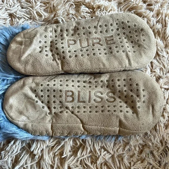 Pure Bliss slippers - Picture 2 of 3